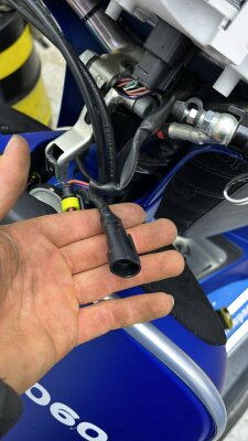 Zusätzlicher Supersealstecker am Scheinwerfer montiert